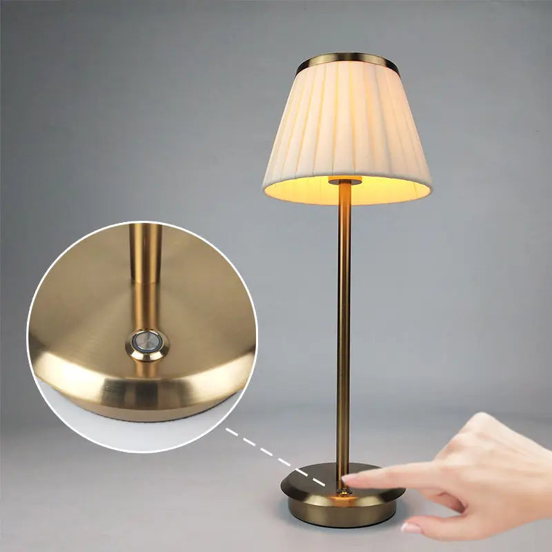 LumiCopper – Trådlampa i Koppar med Veckad Lampskärm, Elegant LED-lampa