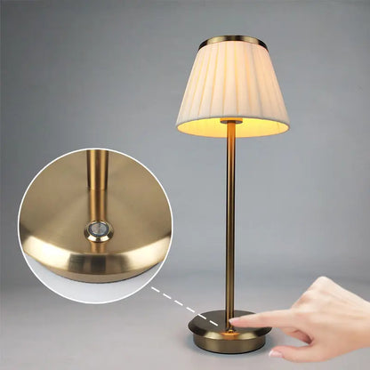 LumiCopper – Trådlampa i Koppar med Veckad Lampskärm, Elegant LED-lampa