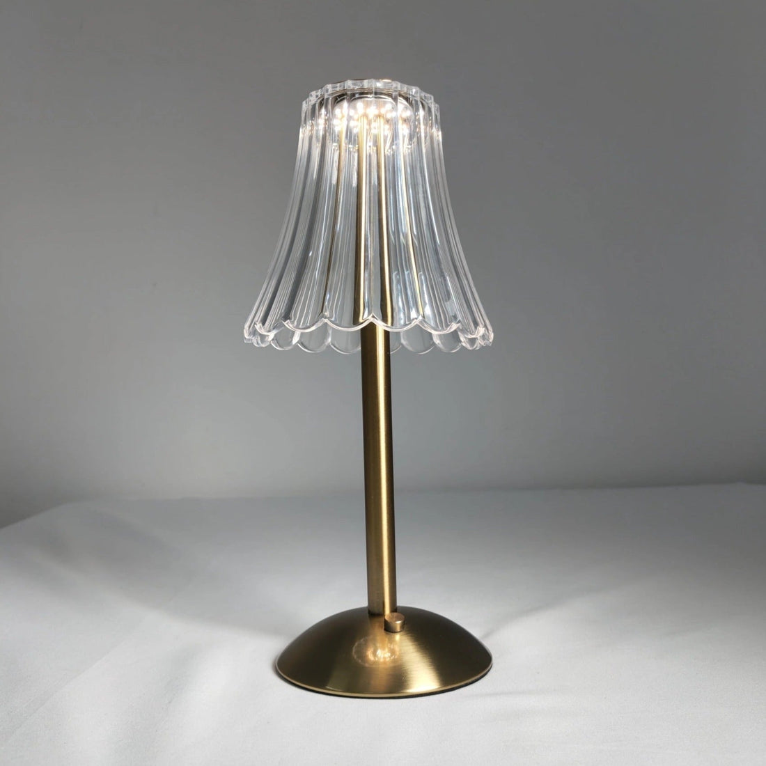 Elegant kristall-LED-bordslampa med mässingsfot – Vintage-inspirerad design