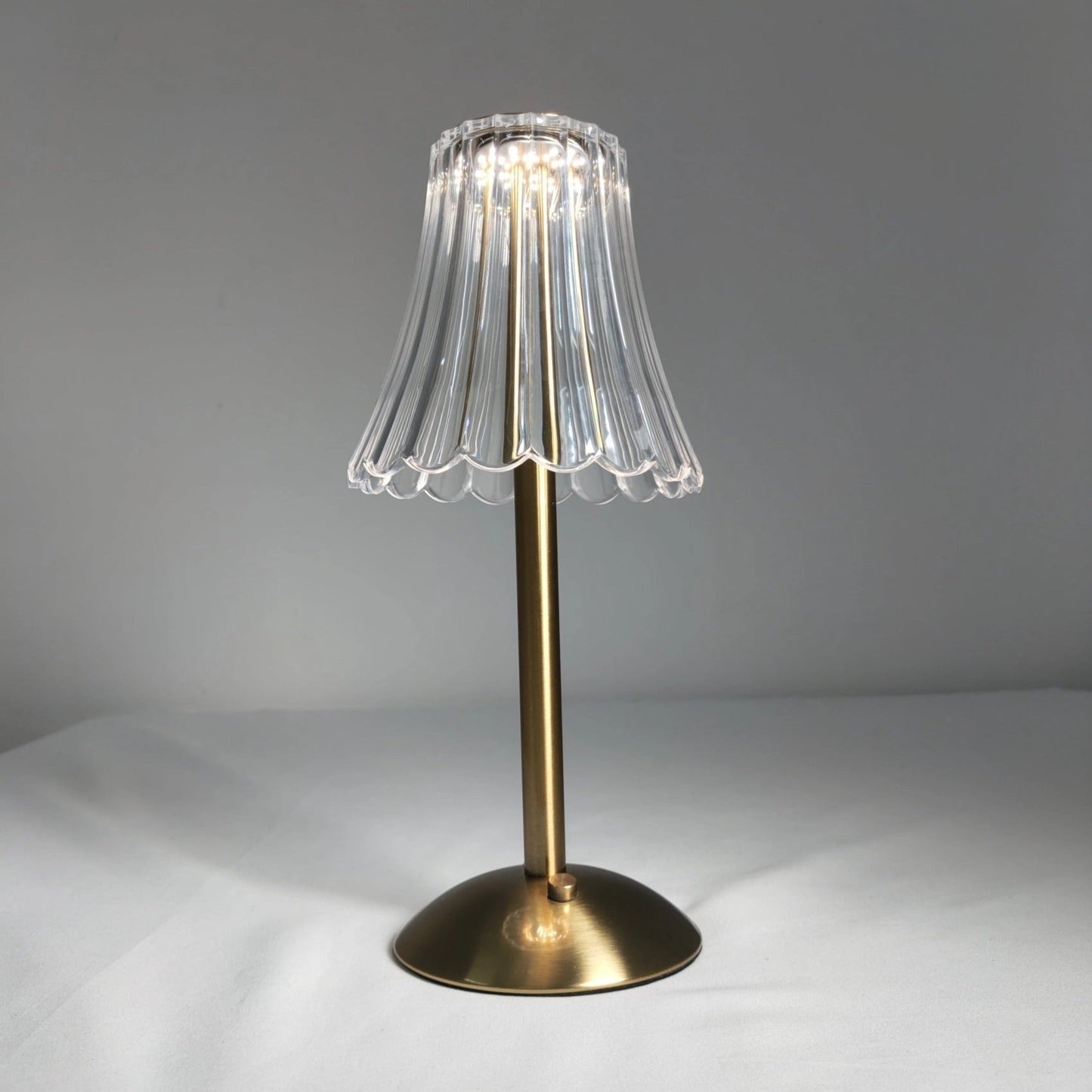 Elegant kristall-LED-bordslampa med mässingsfot – Vintage-inspirerad design