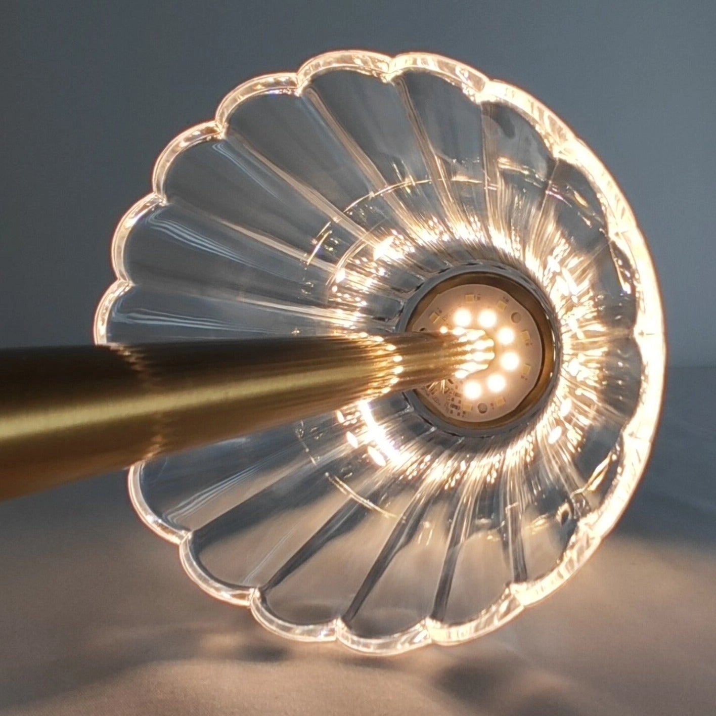 Elegant kristall-LED-bordslampa med mässingsfot – Vintage-inspirerad design