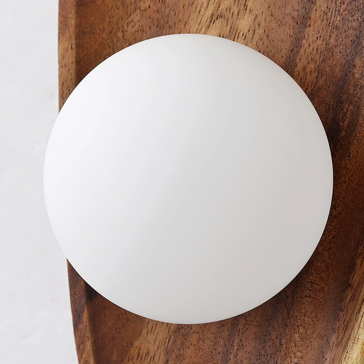 WoodGlo – Minimalistisk V�gglampa i Massivt Trä med LED-belysning