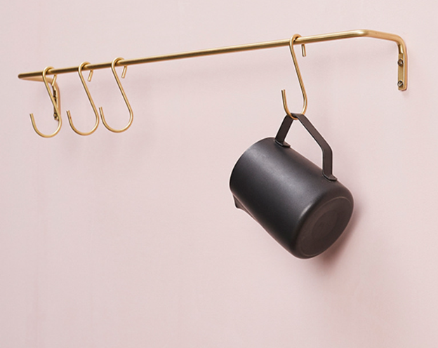 Carvallo – Elegant Väggfäste med Guldfinish och S-Krokar