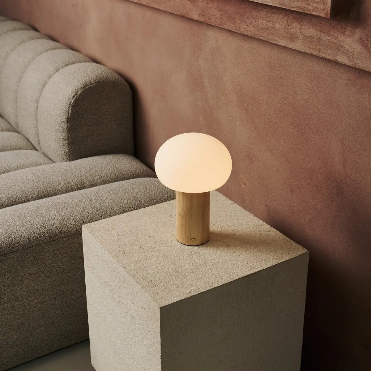 Lumari Senso | Dimbar bordslampa i trä och glas med batteri