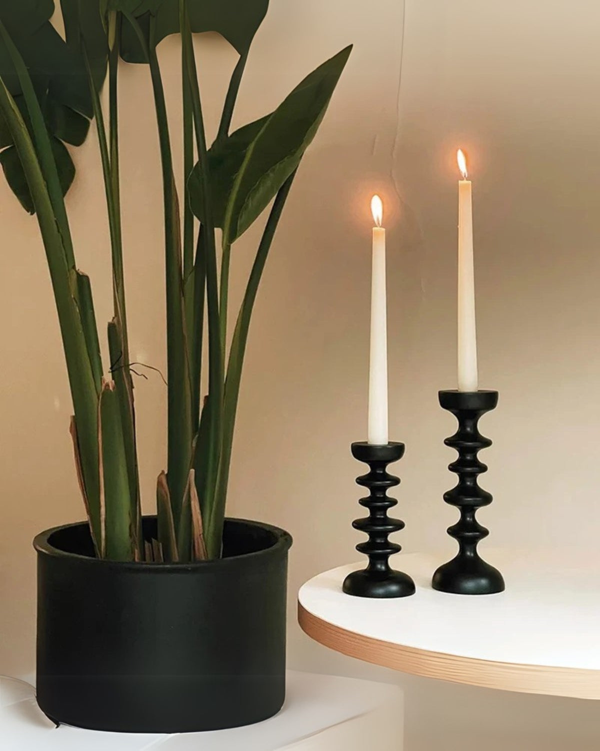 Carvallo Sculptor – Lyxig Träljushållare med Skulptural Elegans