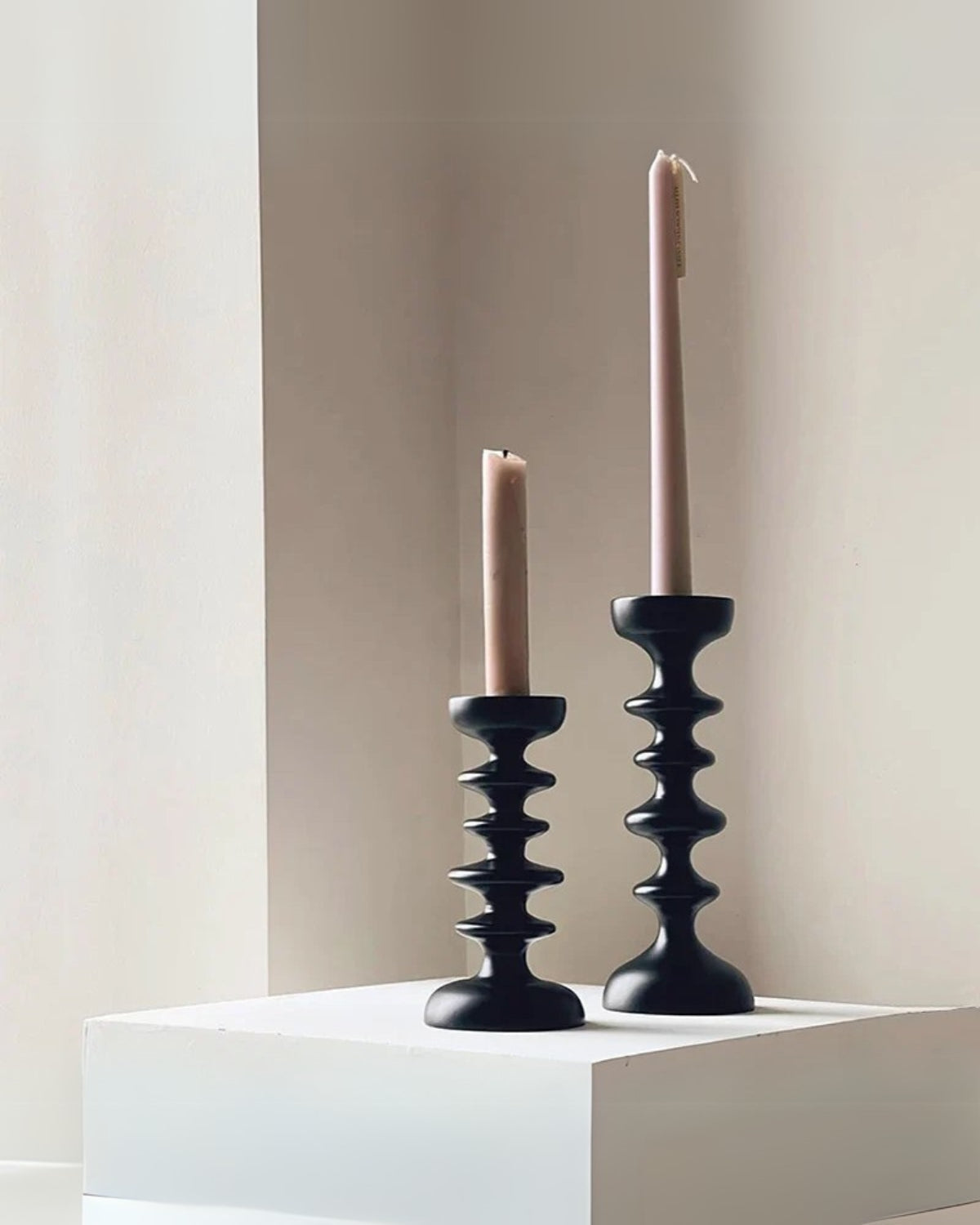 Carvallo Sculptor – Lyxig Träljushållare med Skulptural Elegans