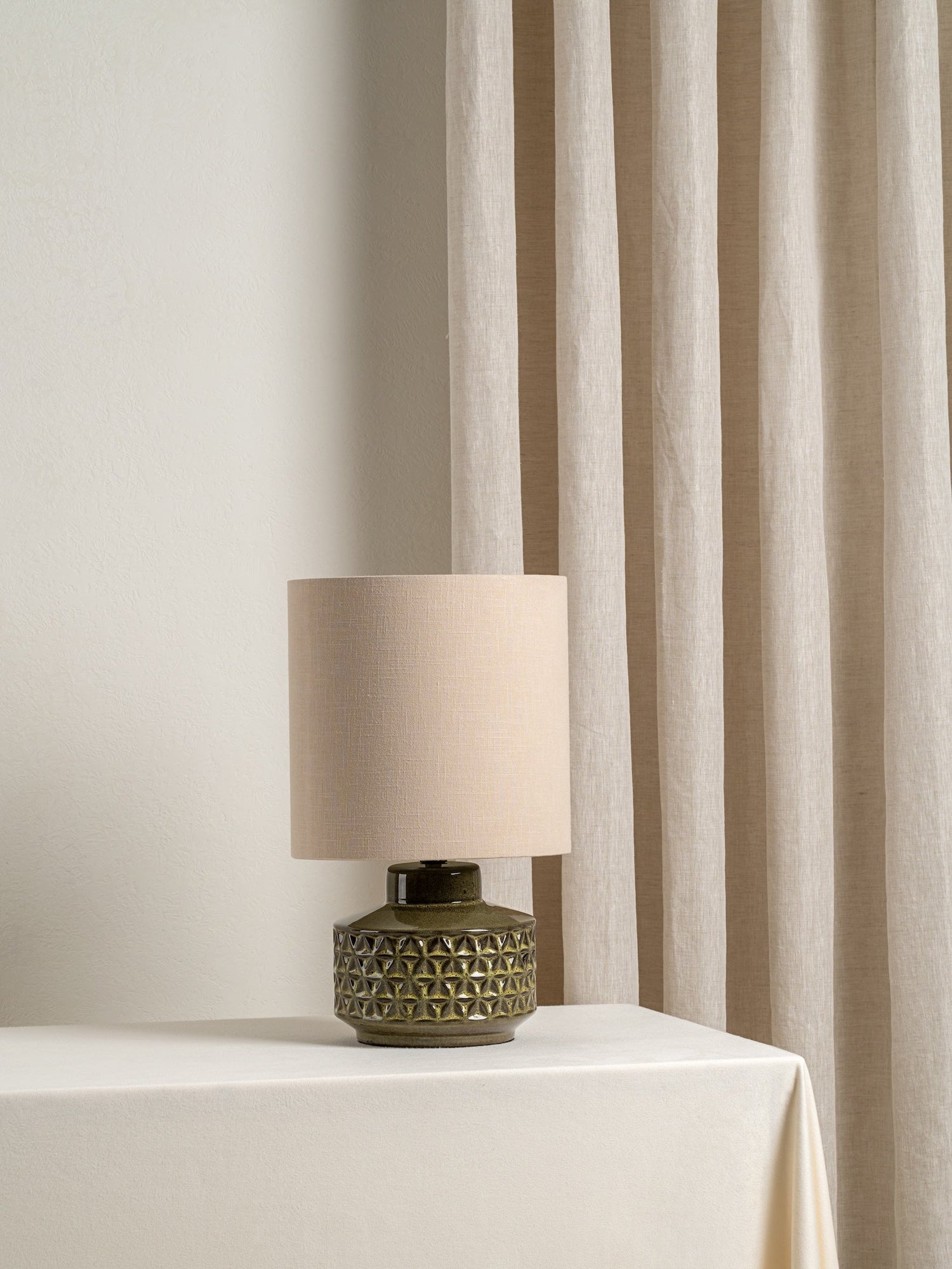 Glaserad Keramisk Bordsbelysning | Mid-Century Nattduksbordslampa | Naturlig Linneskärm | 15&quot; | Brick by Brick