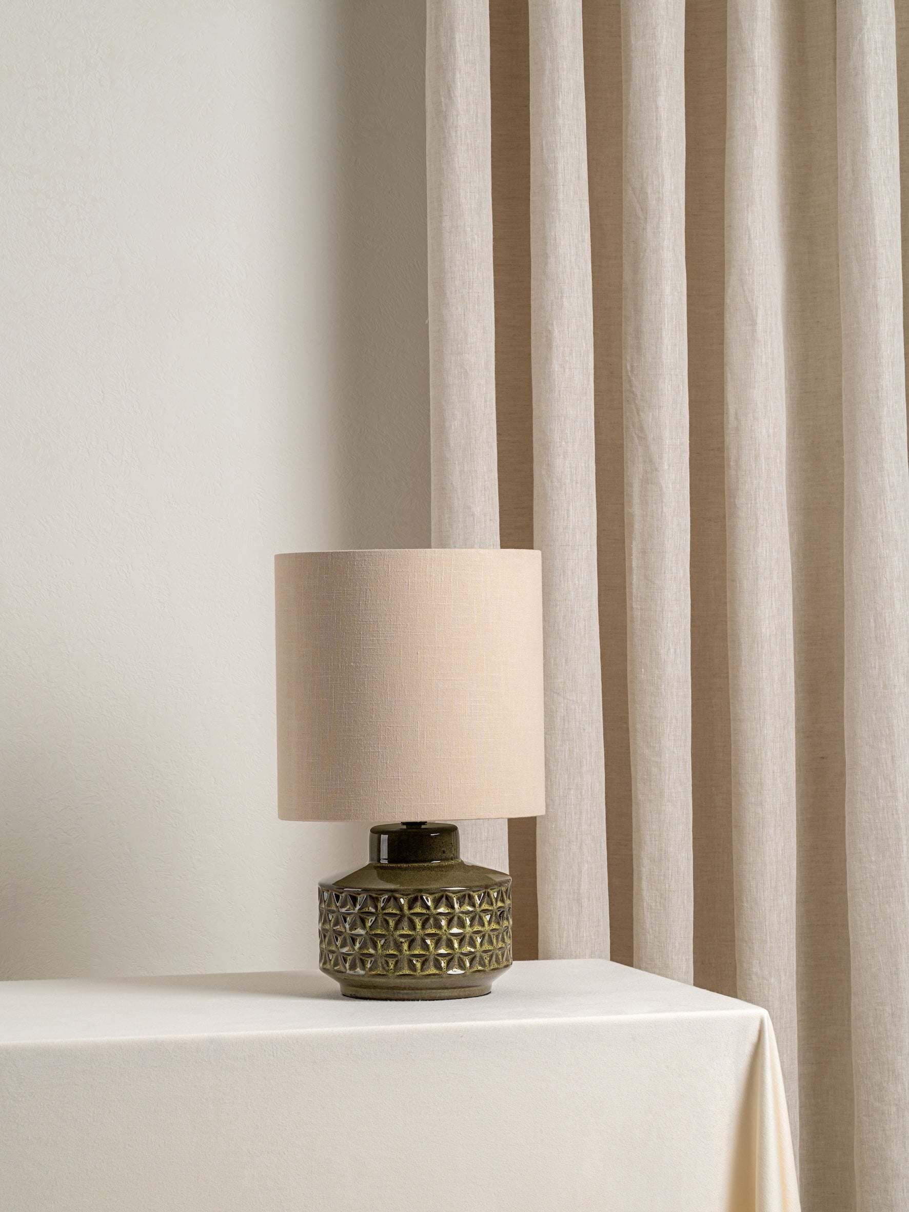 Glaserad Keramisk Bordsbelysning | Mid-Century Nattduksbordslampa | Naturlig Linneskärm | 15&quot; | Brick by Brick