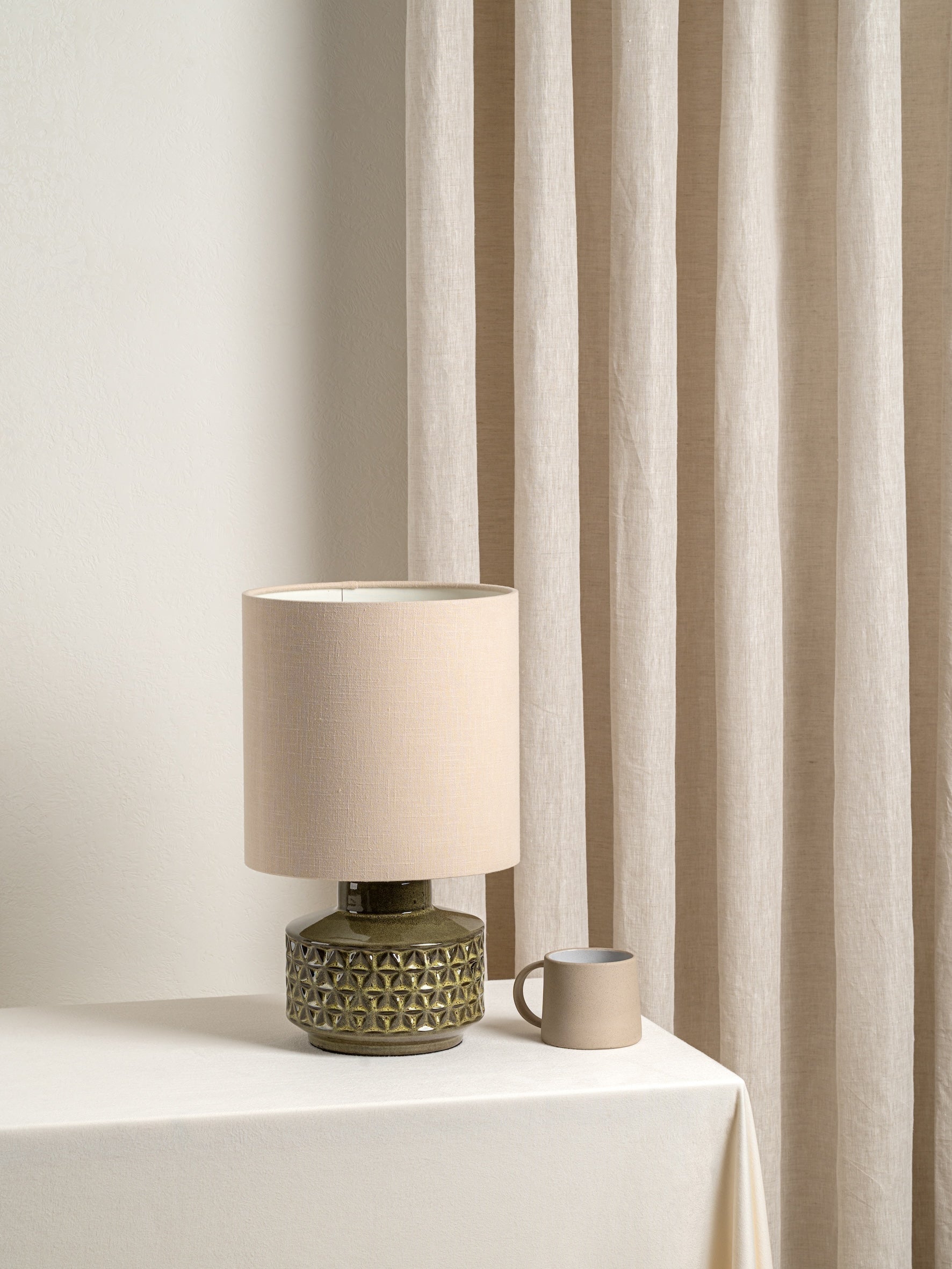 Glaserad Keramisk Bordsbelysning | Mid-Century Nattduksbordslampa | Naturlig Linneskärm | 15&quot; | Brick by Brick