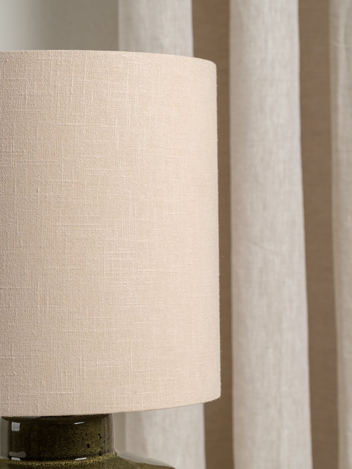 Glaserad Keramisk Bordsbelysning | Mid-Century Nattduksbordslampa | Naturlig Linneskärm | 15&quot; | Brick by Brick