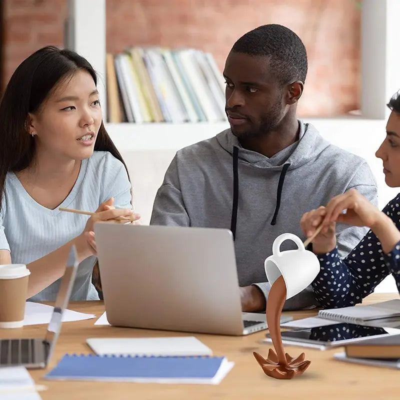 Flytande kaffekopp skulptur kreativ köks skrivbord dekoration