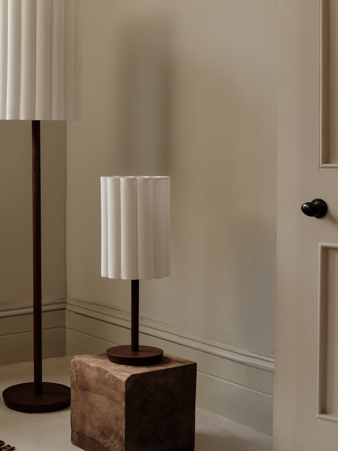 Folia Bordslampa | Elegant Sänglampor | 24 Valnöt Bas &amp; Linne Skärm | Brick by Brick