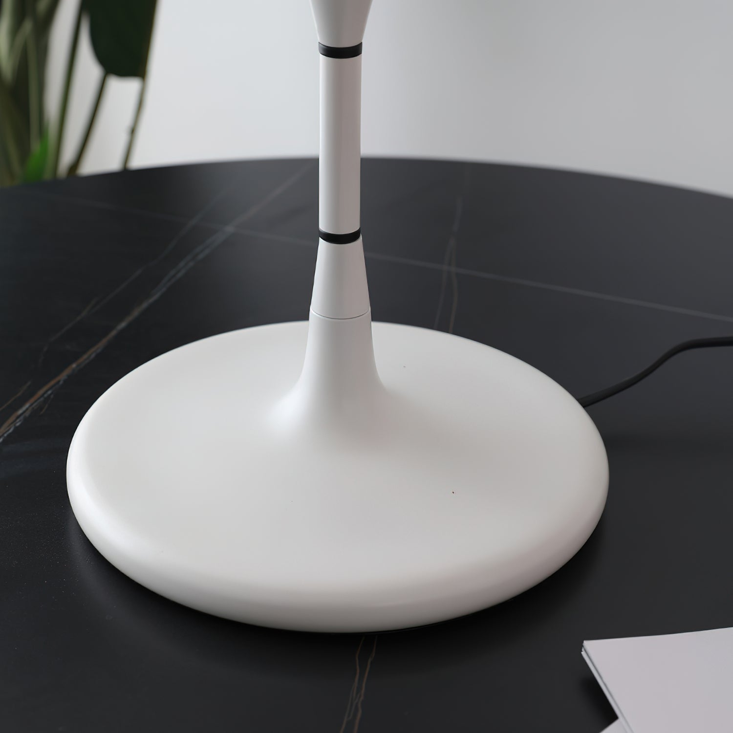 AuraForm - Elegant Bordslampa med Unik Design