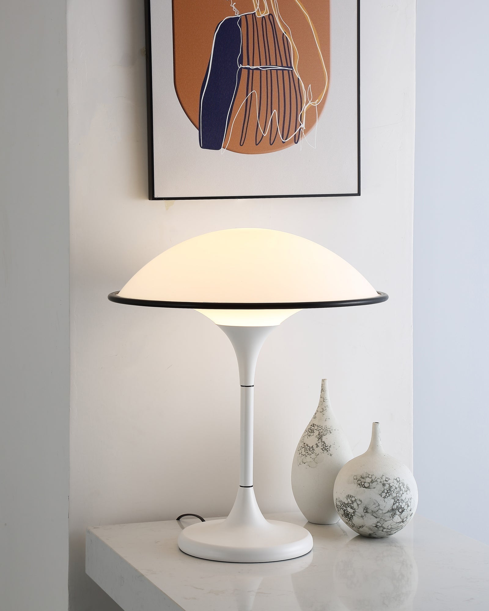 AuraForm - Elegant Bordslampa med Unik Design