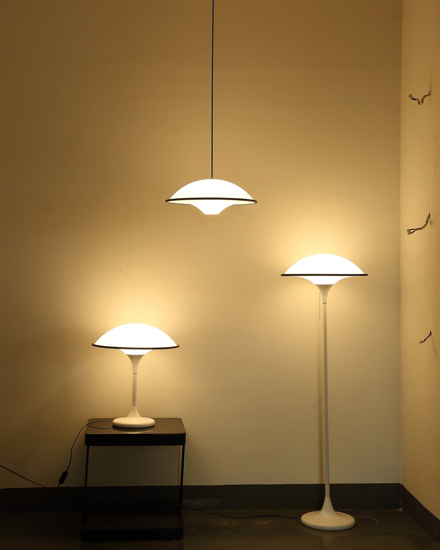 AuraForm - Elegant Bordslampa med Unik Design