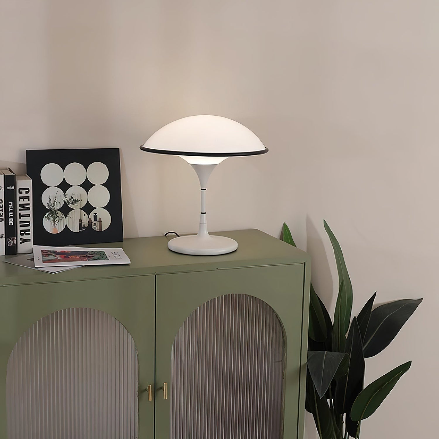 AuraForm - Elegant Bordslampa med Unik Design