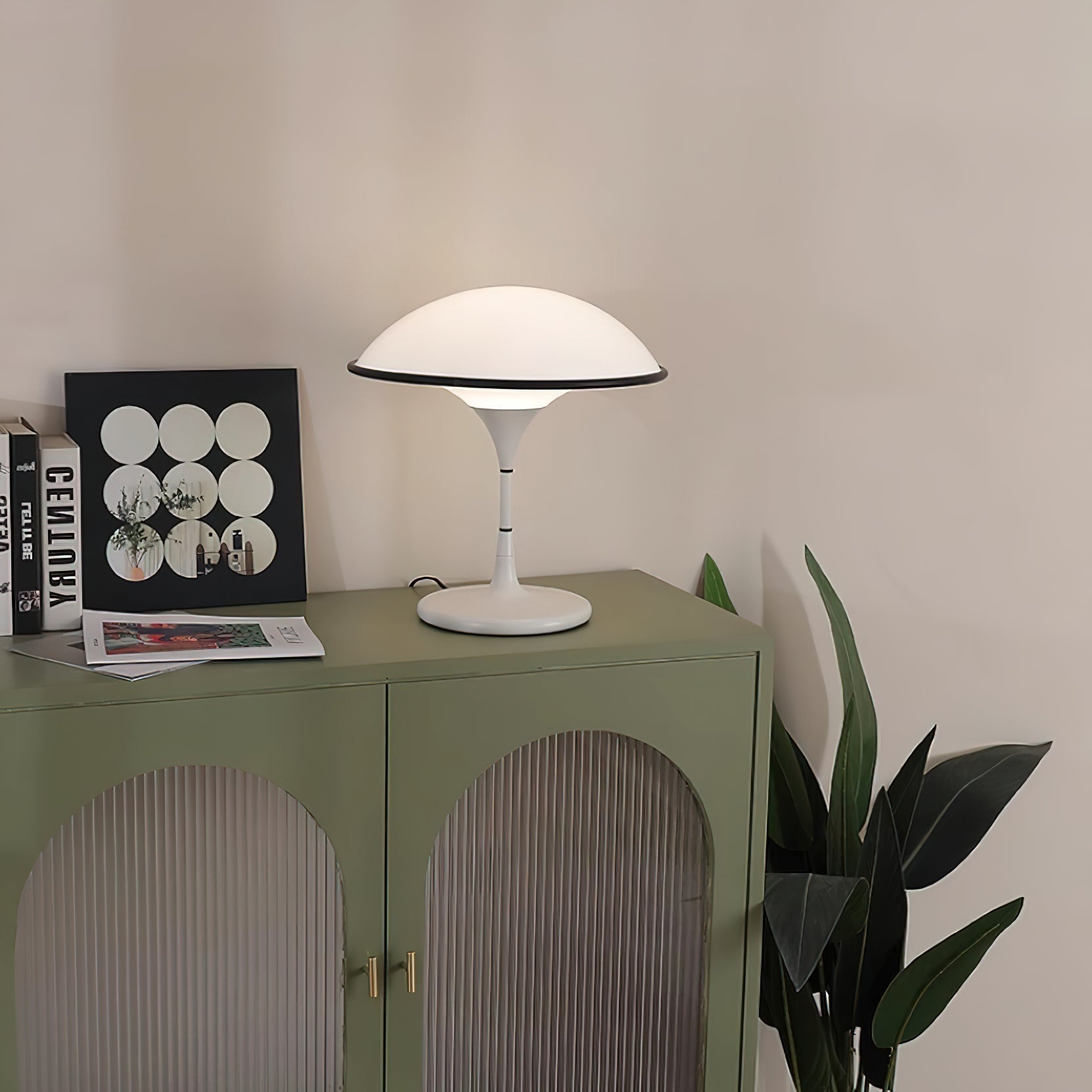 AuraForm - Elegant Bordslampa med Unik Design