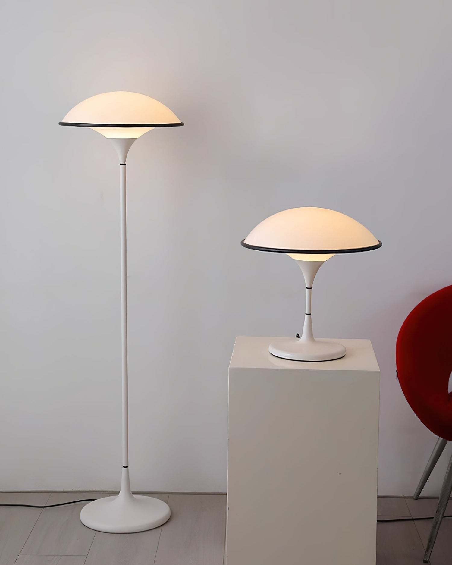 AuraForm - Elegant Bordslampa med Unik Design