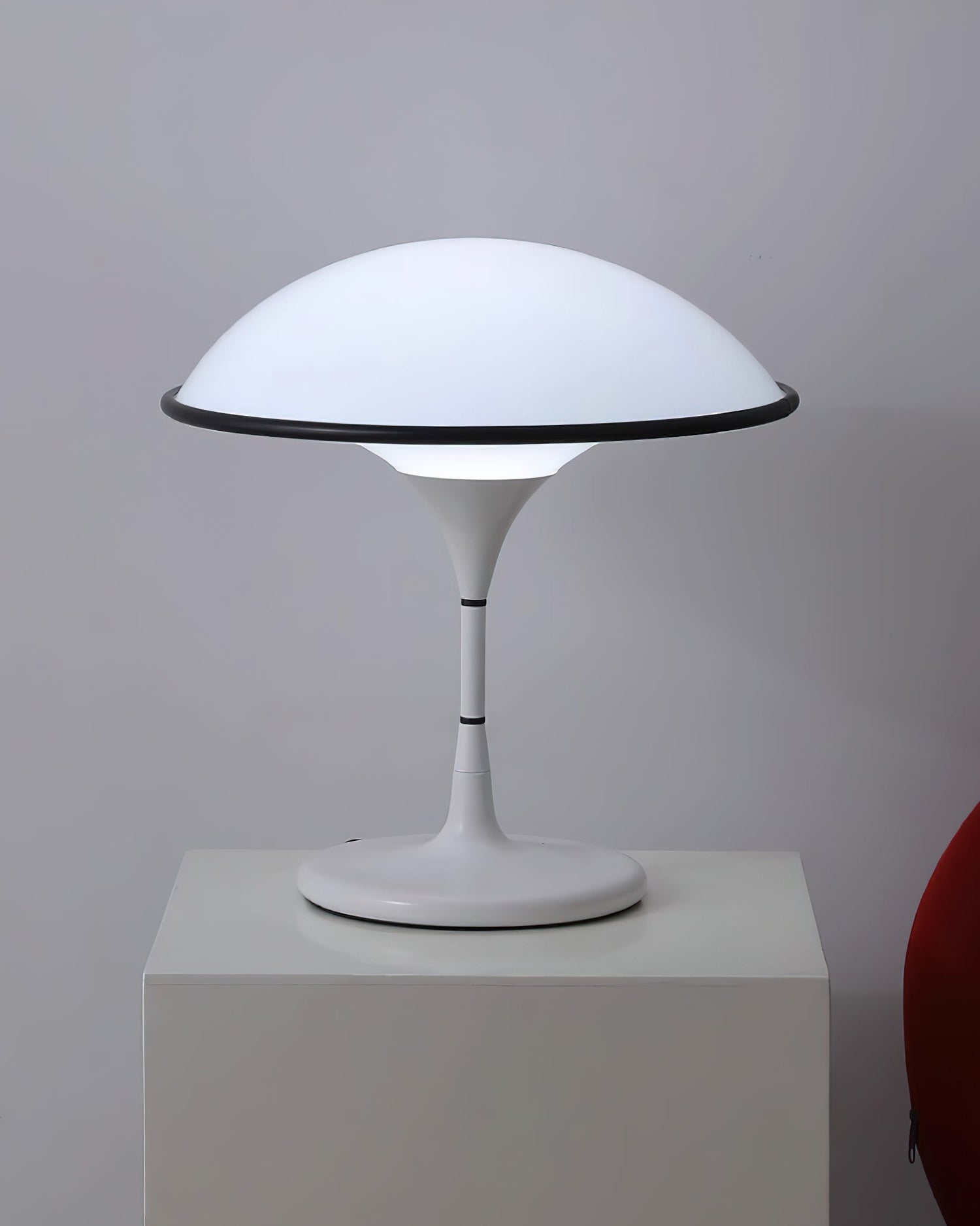 AuraForm - Elegant Bordslampa med Unik Design