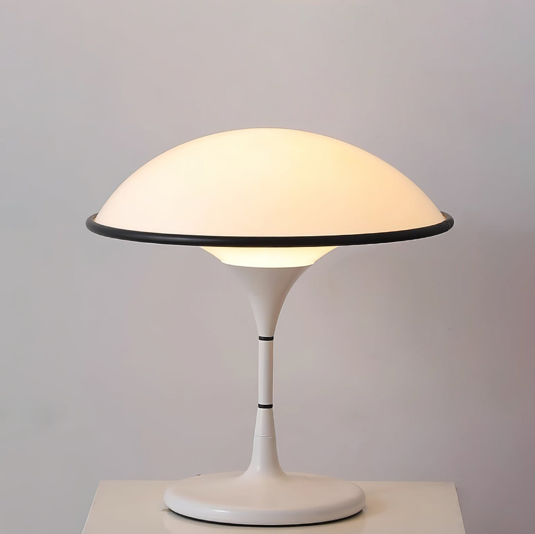 AuraForm - Elegant Bordslampa med Unik Design