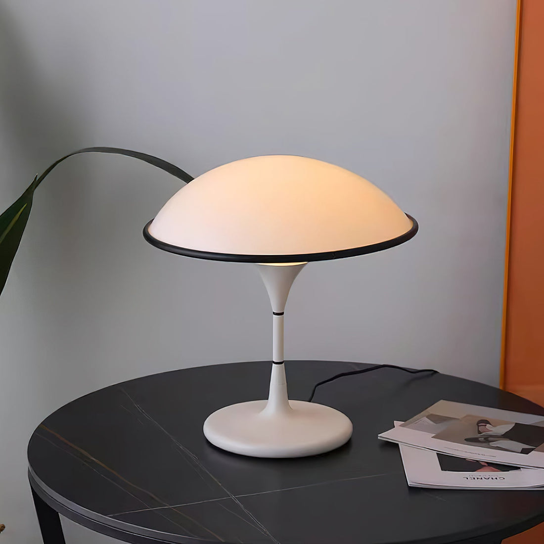 AuraForm - Elegant Bordslampa med Unik Design