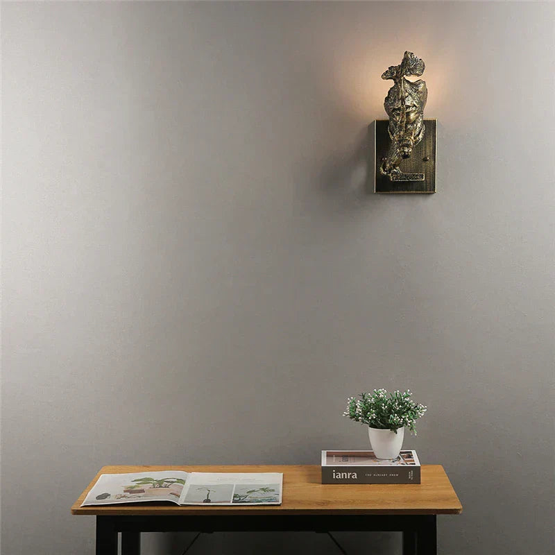 GoldenGaze - Modern Art Deco Vägglampa med Guld Ansiktsdesign
