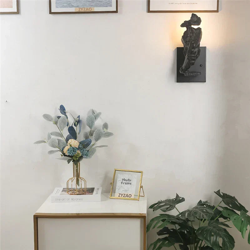 GoldenGaze - Modern Art Deco Vägglampa med Guld Ansiktsdesign