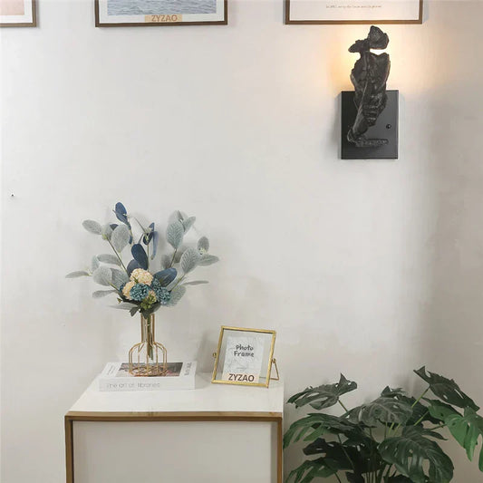 GoldenGaze - Modern Art Deco Vägglampa med Guld Ansiktsdesign