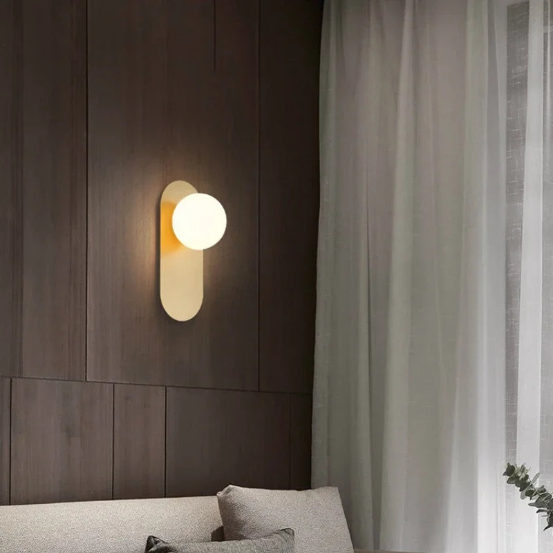 GlowSphere - Modern LED Vägglampa med Glaskula för Vardagsrum och Hall