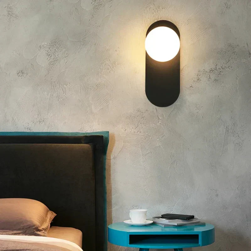 GlowSphere - Modern LED Vägglampa med Glaskula för Vardagsrum och Hall