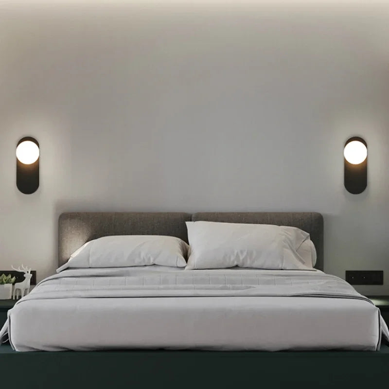 GlowSphere - Modern LED Vägglampa med Glaskula för Vardagsrum och Hall