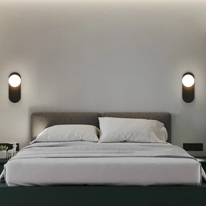 GlowSphere - Modern LED Vägglampa med Glaskula för Vardagsrum och Hall