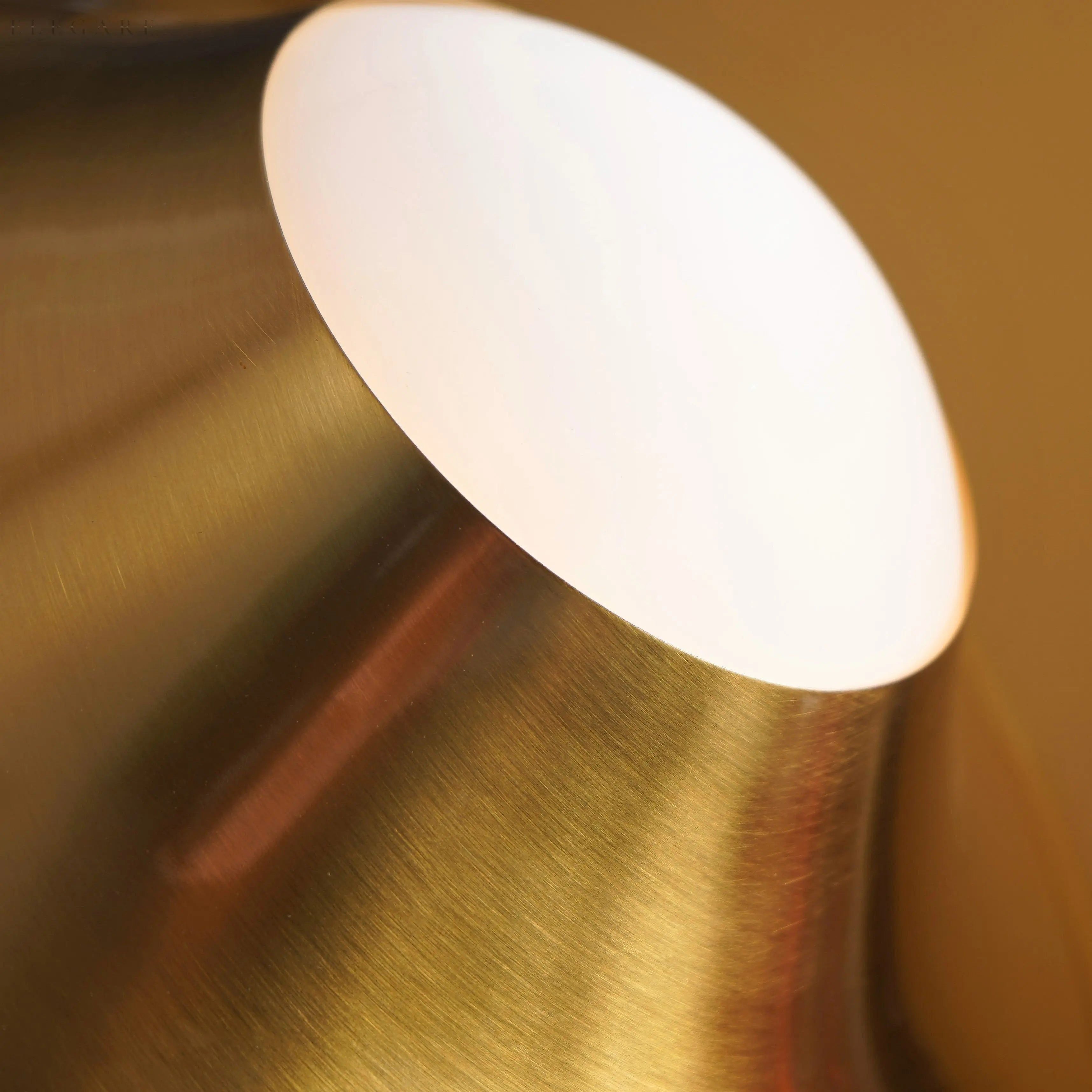 GoldSphere Lampa - Nordisk guldmetall bordslampa för heminredning