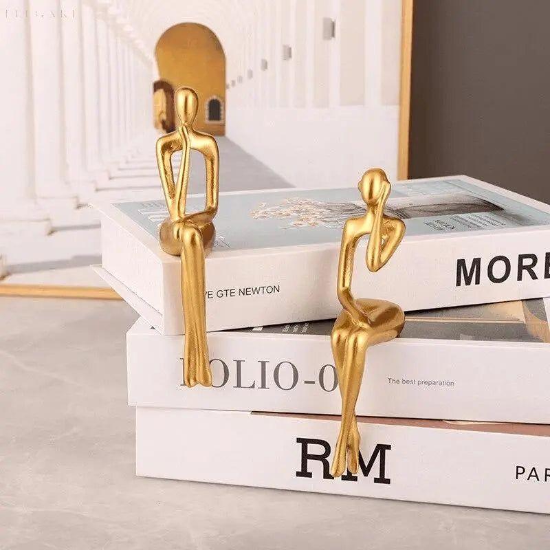 Guldiga abstrakta tänkare - En samling av handskurna statyer