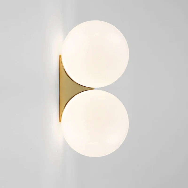 DualGlow - Guld Vägglampa med Dubbel Glasskula