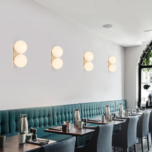 DualGlow - Guld Vägglampa med Dubbel Glasskula