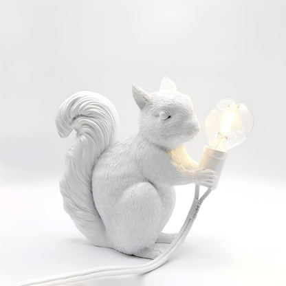 Bordslampa med ekorrfigur – Söt dekordetalj i nordisk design
