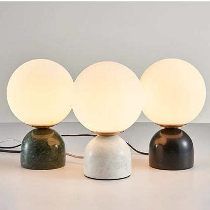 MarbleLume - Modern Marmor Bordslampa med Rund Glaskupa | Stilren Belysning