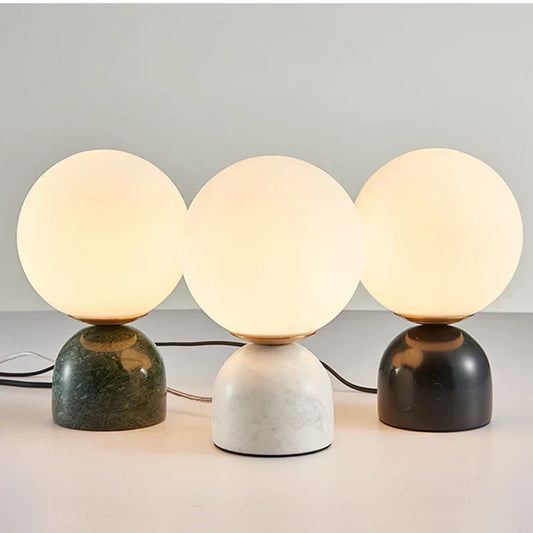 MarbleLume - Modern Marmor Bordslampa med Rund Glaskupa | Stilren Belysning