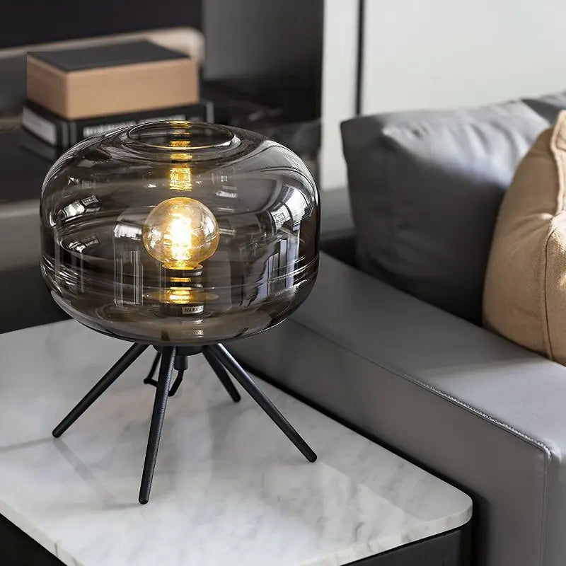 Stella Tripod Bordslampa med glaskupa – Modern design och varmt ljus