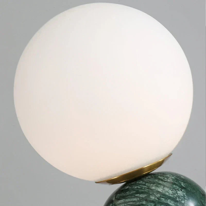 MarbleLume - Modern Marmor Bordslampa med Rund Glaskupa | Stilren Belysning