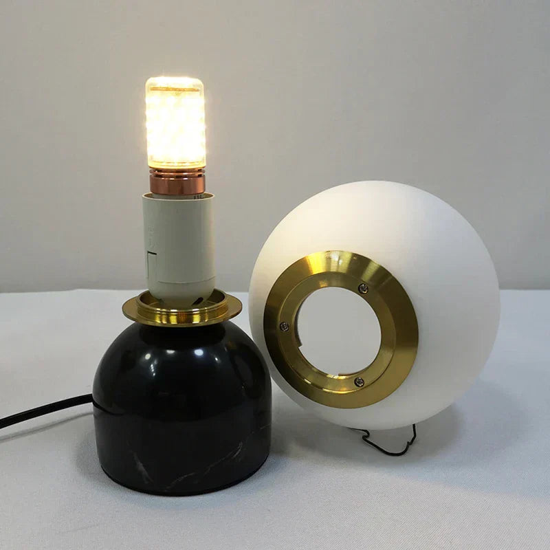 MarbleLume - Modern Marmor Bordslampa med Rund Glaskupa | Stilren Belysning