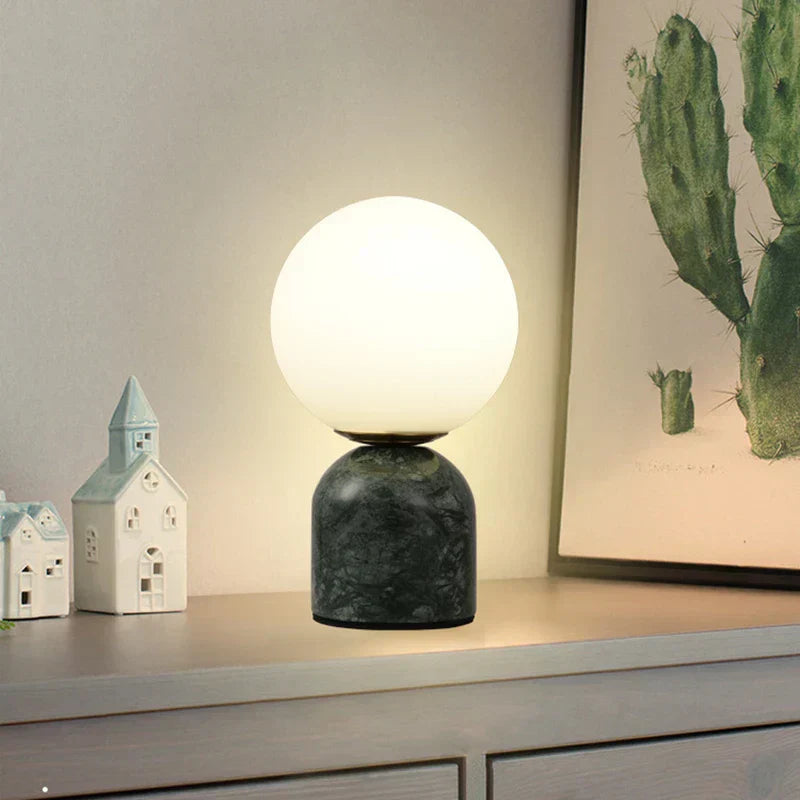 MarbleLume - Modern Marmor Bordslampa med Rund Glaskupa | Stilren Belysning