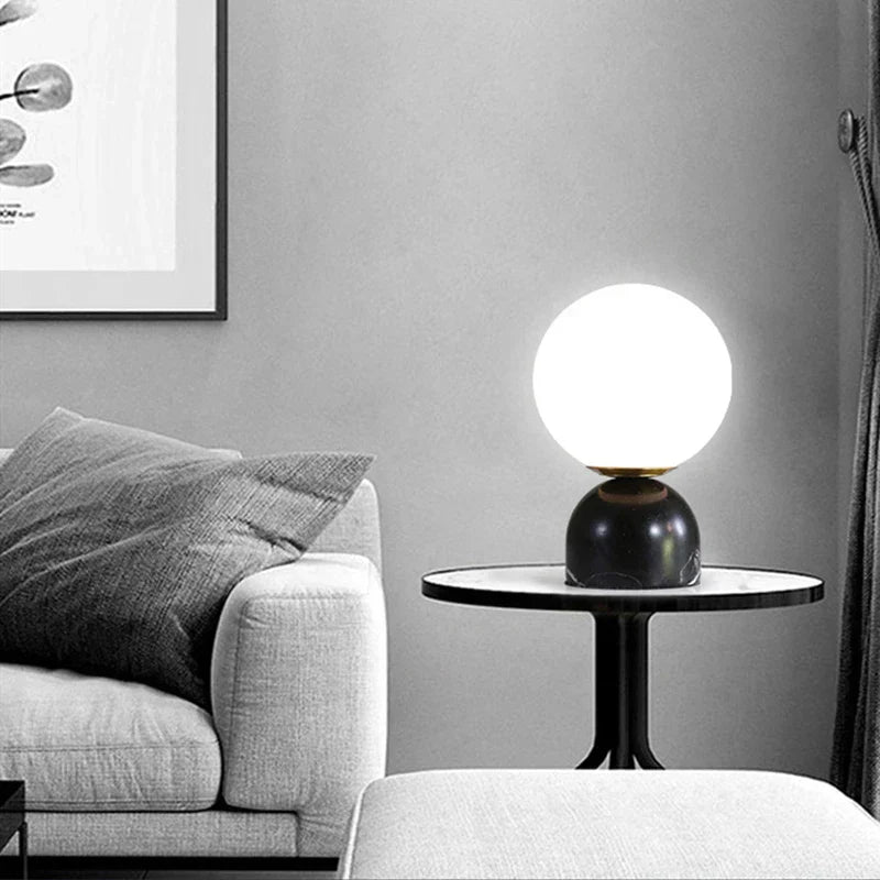 MarbleLume - Modern Marmor Bordslampa med Rund Glaskupa | Stilren Belysning