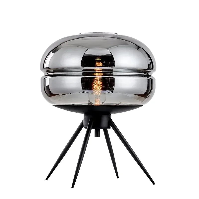 Stella Tripod Bordslampa med glaskupa – Modern design och varmt ljus
