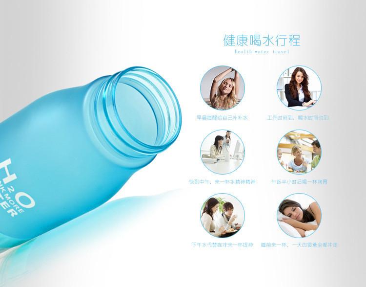 Vattenflaska med fruktsinfuser och juicepress