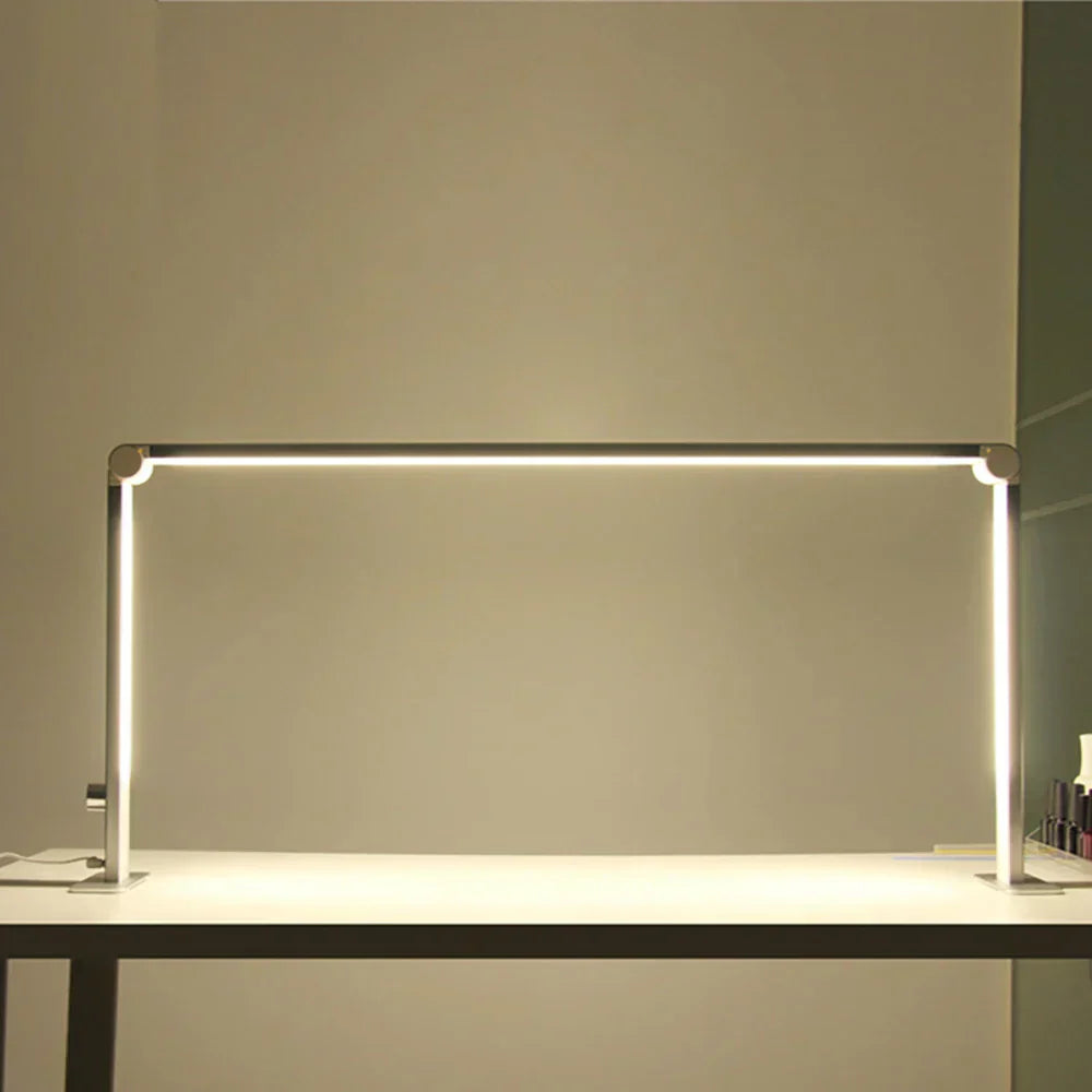 LunaGlow – Halvmåne LED Bordslampa för Kontor och Nagelstudio Belysning