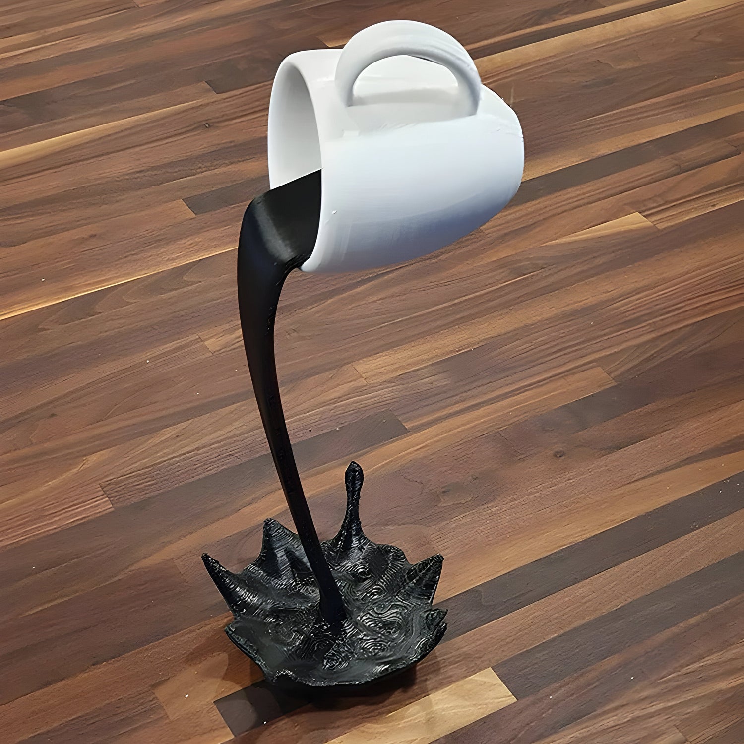 MugSplass Skulptur – Svävande kaffekoppar-konst