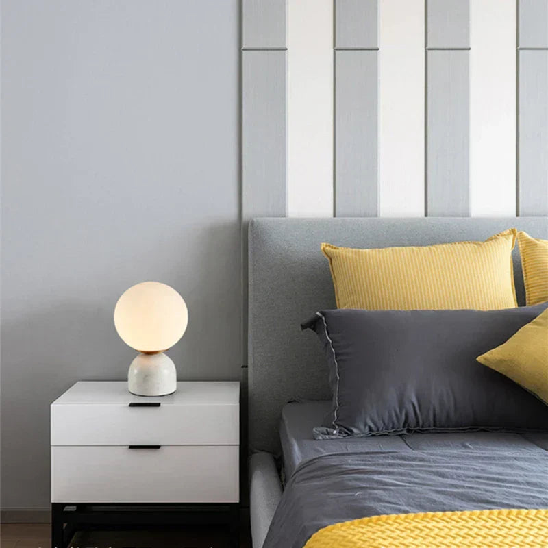 MarbleLume - Modern Marmor Bordslampa med Rund Glaskupa | Stilren Belysning