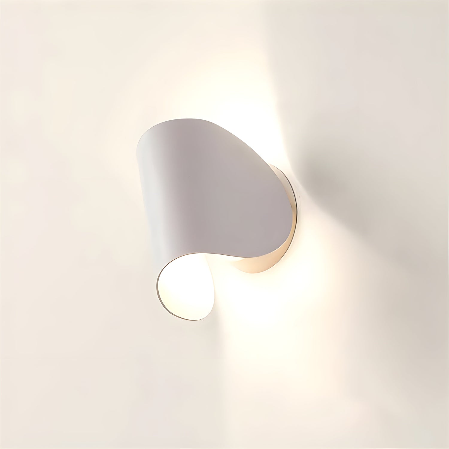 Arcella | Dimbar LED-vägglampa i kurvig design för varmt ambientljus